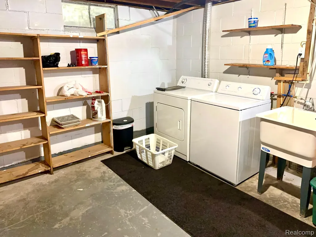 3003 Creston Avenue Lansing City MI 48906