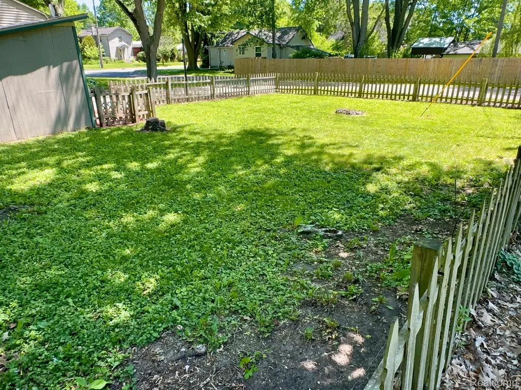 3003 Creston Avenue Lansing City MI 48906
