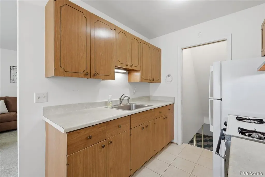 20290 Vernier Road Harper Woods City MI 48225