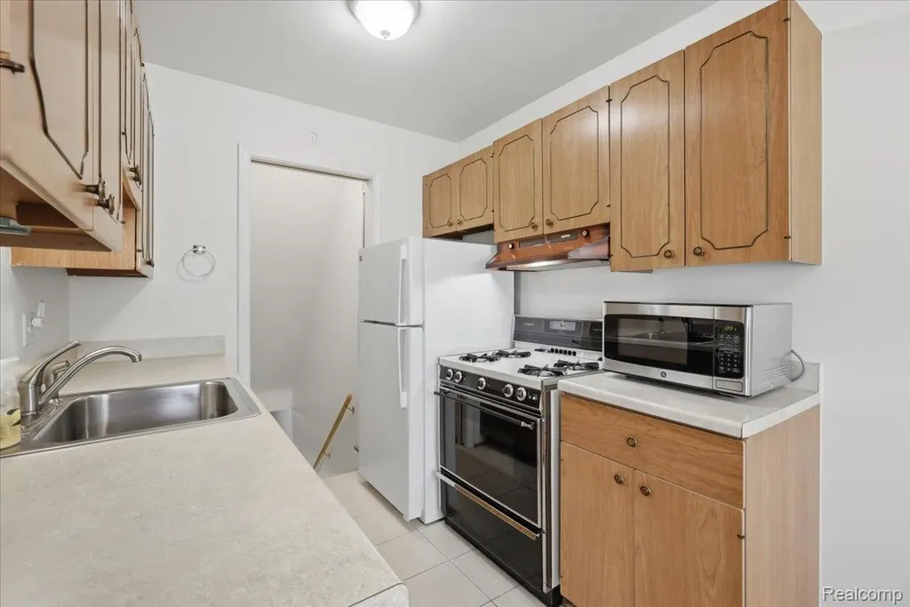 20290 Vernier Road Harper Woods City MI 48225