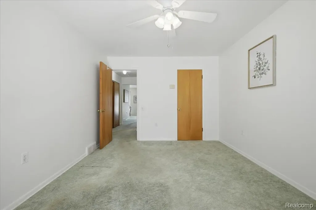 20290 Vernier Road Harper Woods City MI 48225