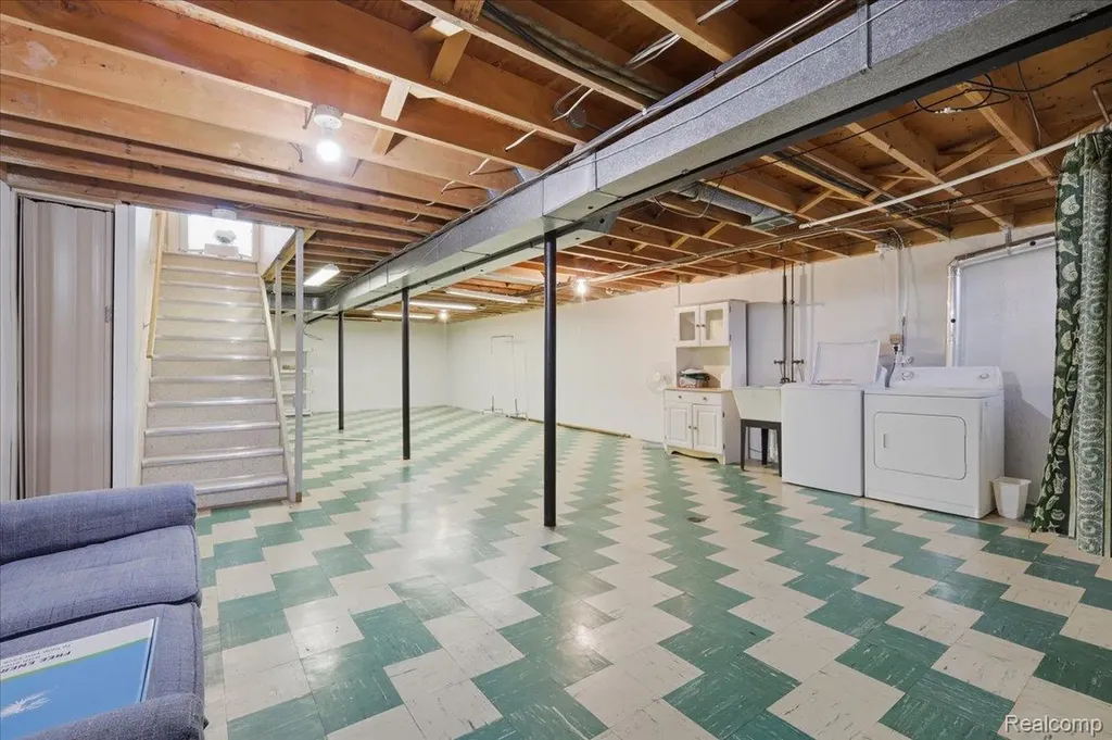 20290 Vernier Road Harper Woods City MI 48225