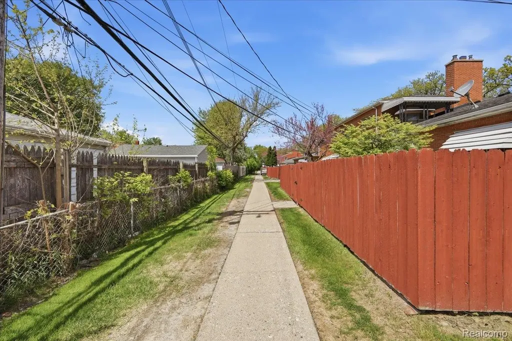 20290 Vernier Road Harper Woods City MI 48225