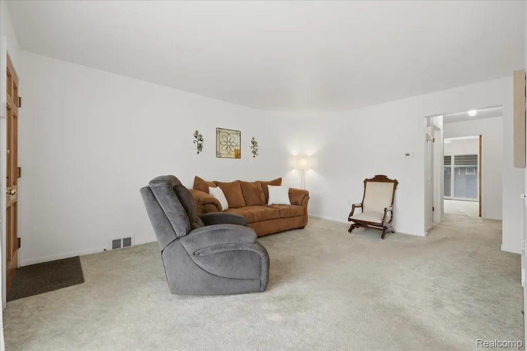 20290 Vernier Road Harper Woods City MI 48225