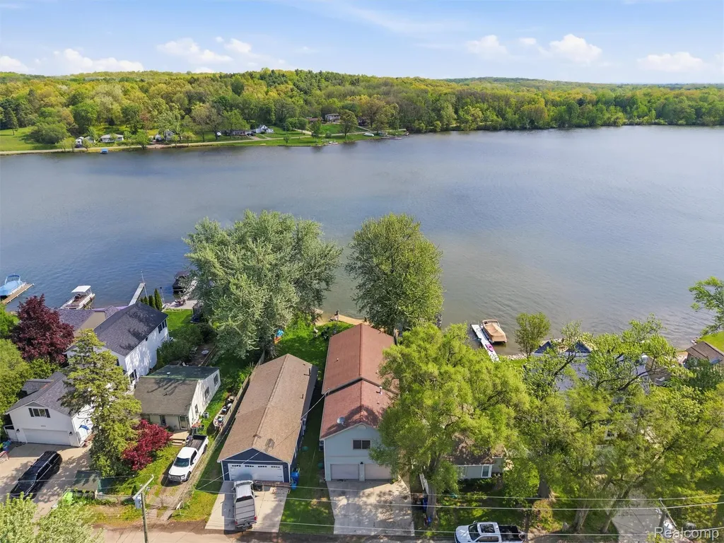 8868 Tackles Drive White Lake Charter Township MI 48386