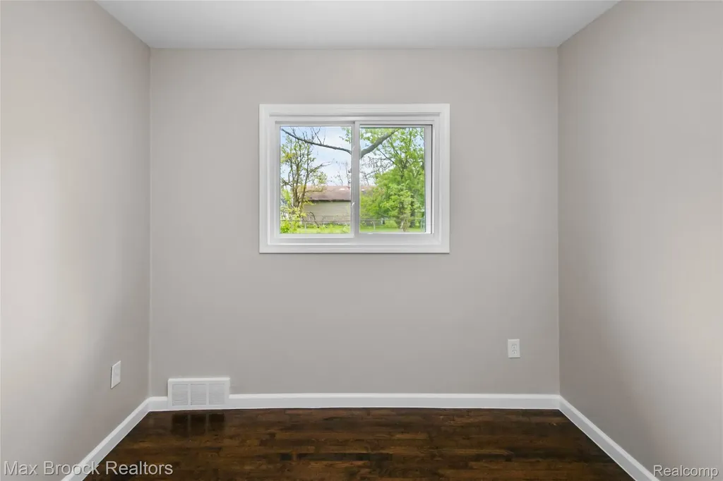 493 Luther Avenue Pontiac City MI 48341