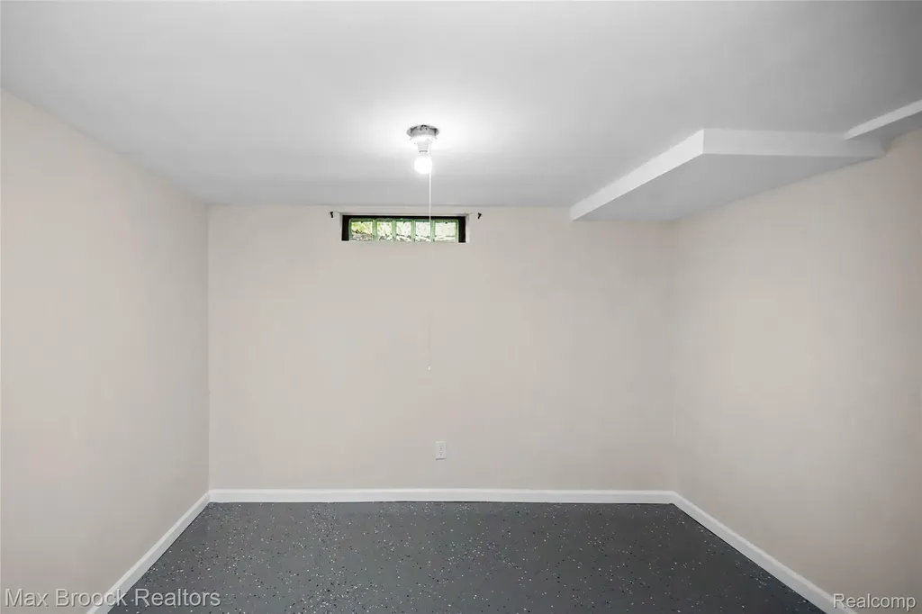 493 Luther Avenue Pontiac City MI 48341