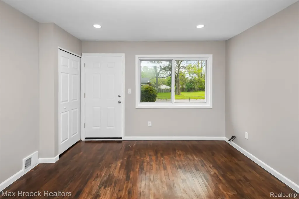 493 Luther Avenue Pontiac City MI 48341