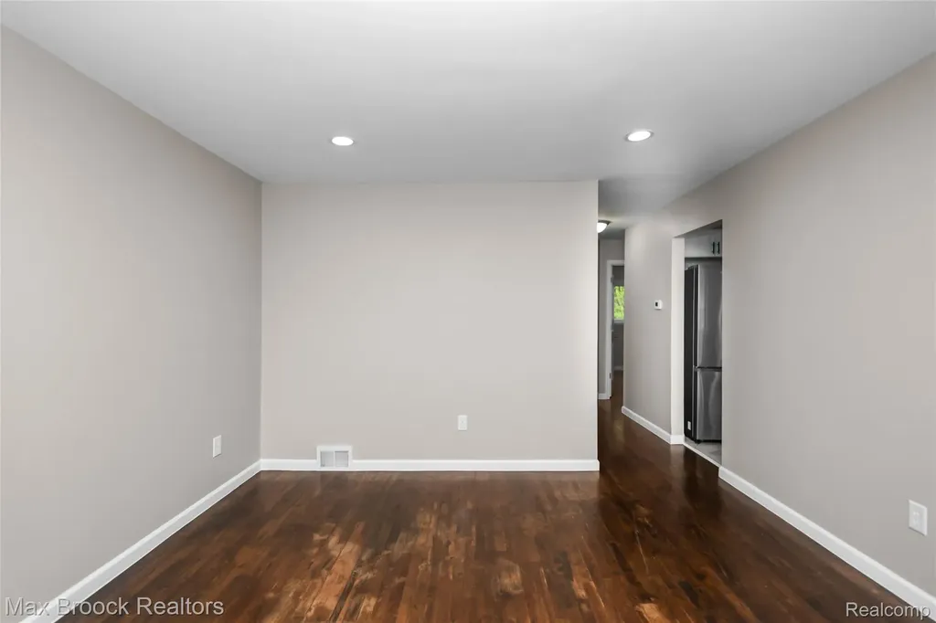 493 Luther Avenue Pontiac City MI 48341