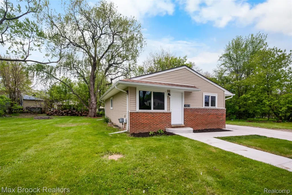 493 Luther Avenue Pontiac City MI 48341