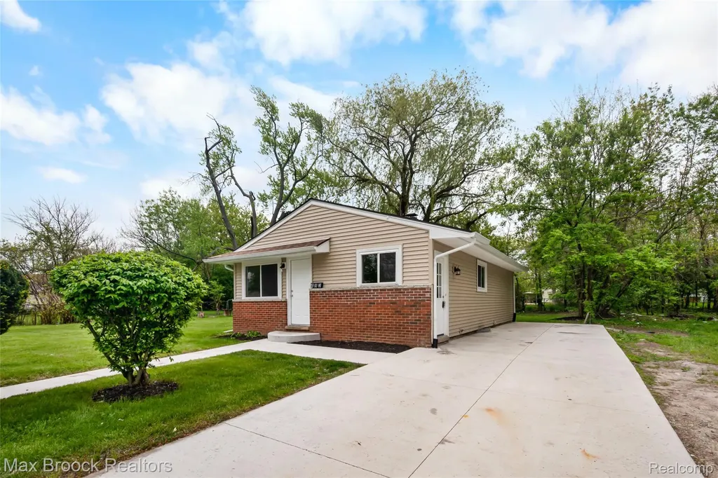493 Luther Avenue Pontiac City MI 48341