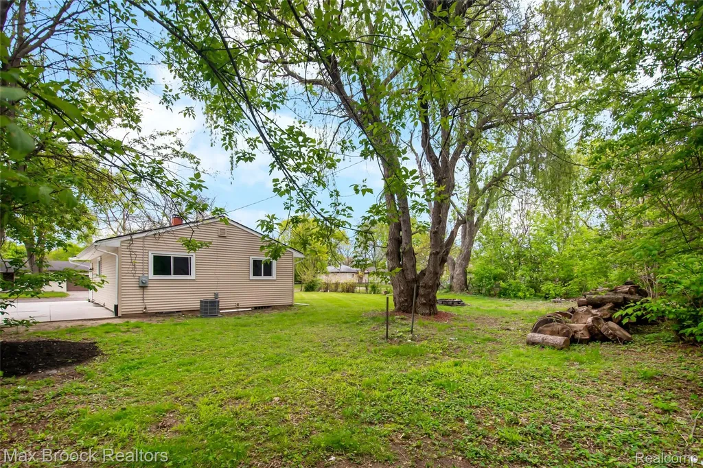 493 Luther Avenue Pontiac City MI 48341