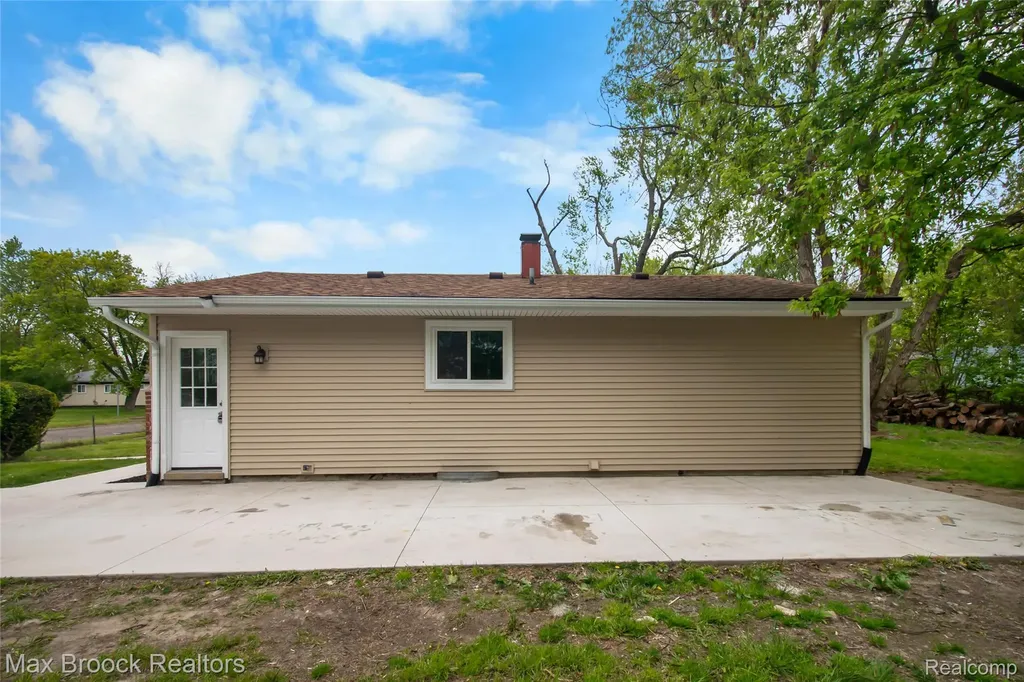 493 Luther Avenue Pontiac City MI 48341