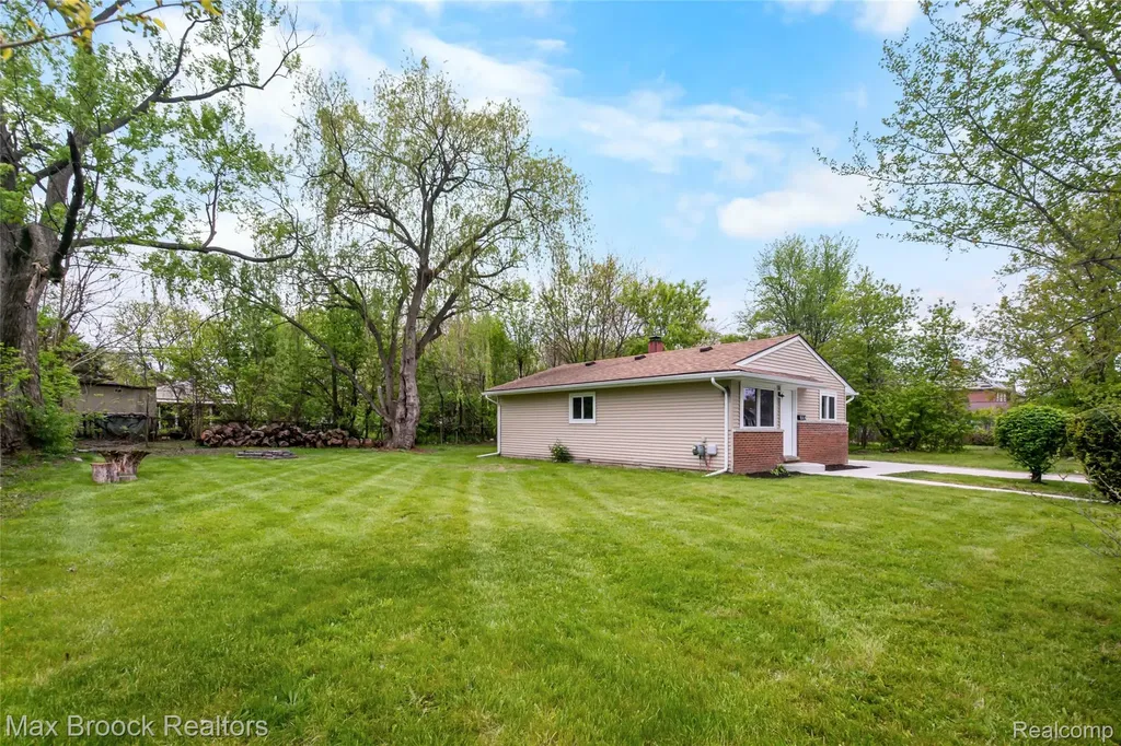 493 Luther Avenue Pontiac City MI 48341