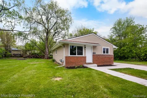 493 Luther Avenue Pontiac City MI 48341