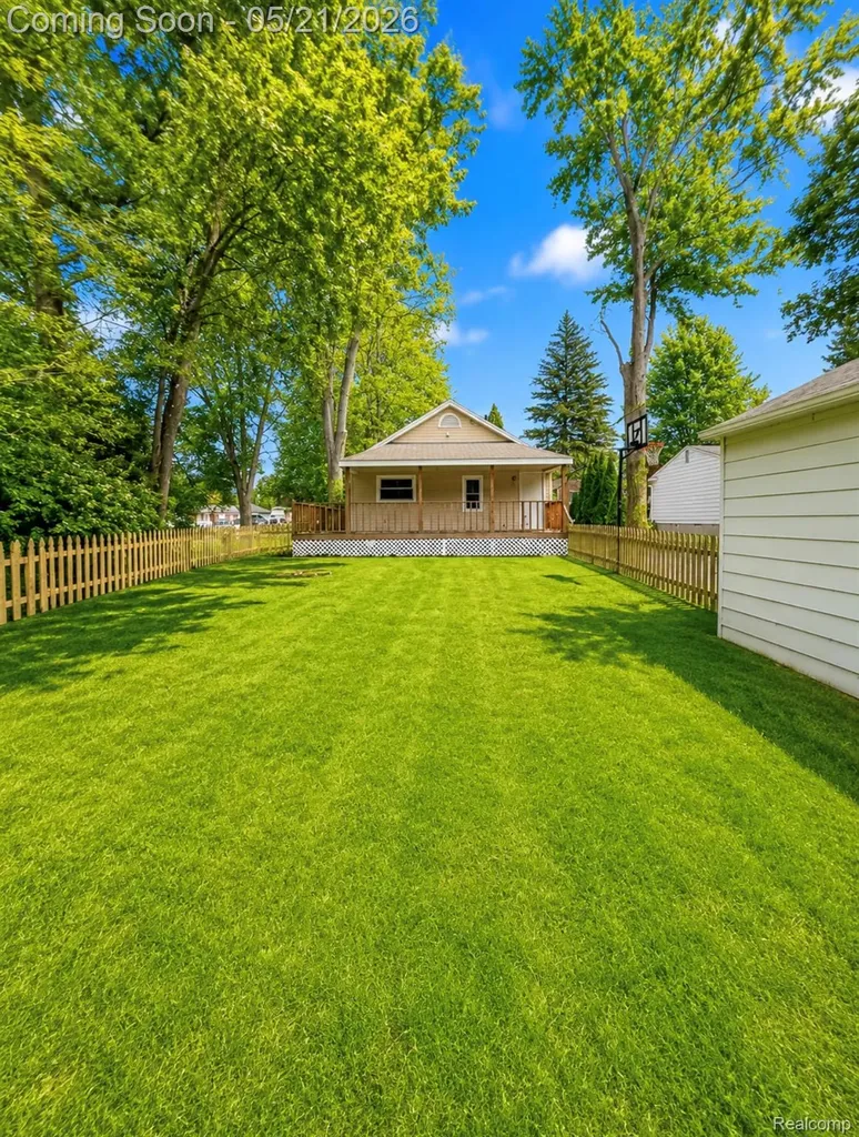 18351 Lathers Street Livonia City MI 48152