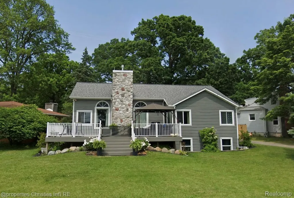 623 Lakeside Drive Waterford Charter Township MI 48328