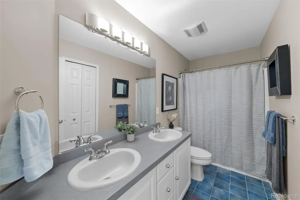 10099 Fernbrooke Drive Green Oak Township MI 48116