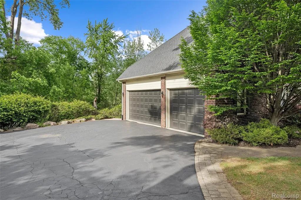 10099 Fernbrooke Drive Green Oak Township MI 48116