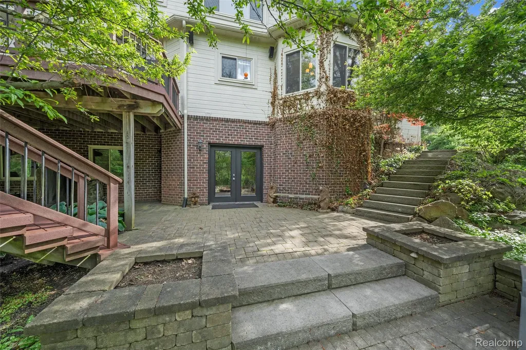 10099 Fernbrooke Drive Green Oak Township MI 48116