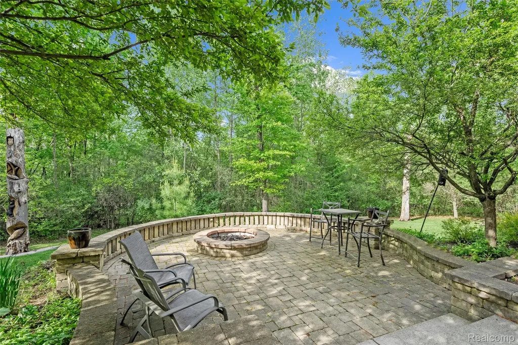 10099 Fernbrooke Drive Green Oak Township MI 48116