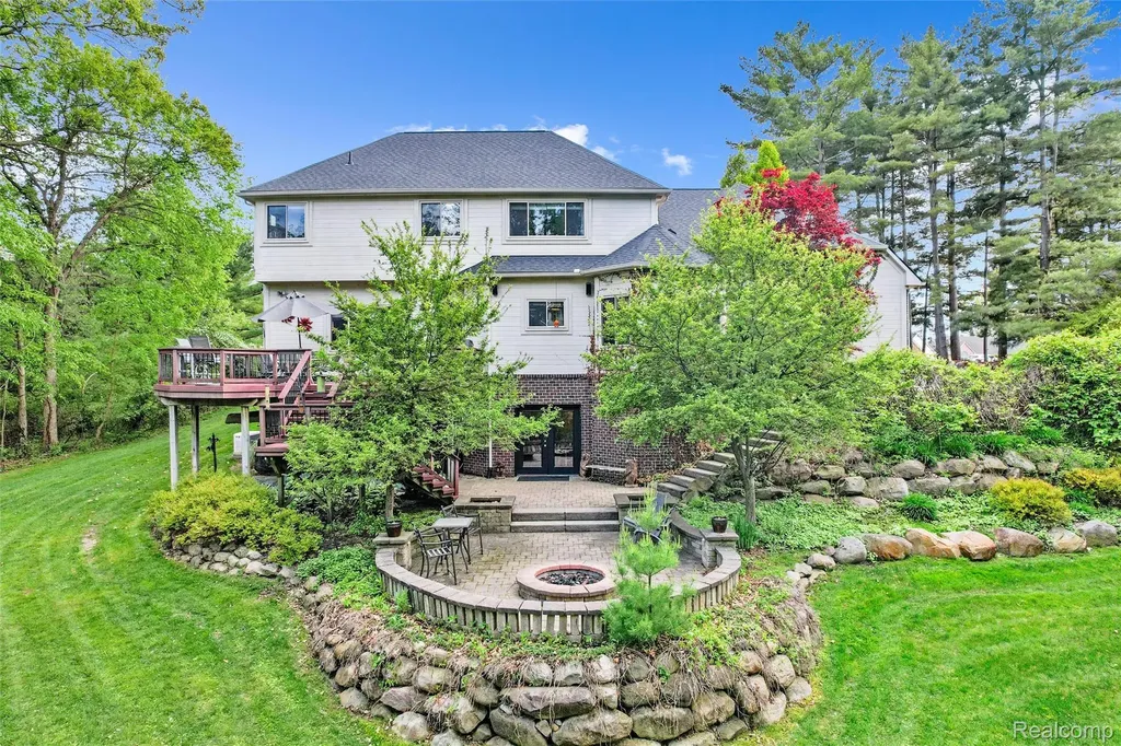 10099 Fernbrooke Drive Green Oak Township MI 48116