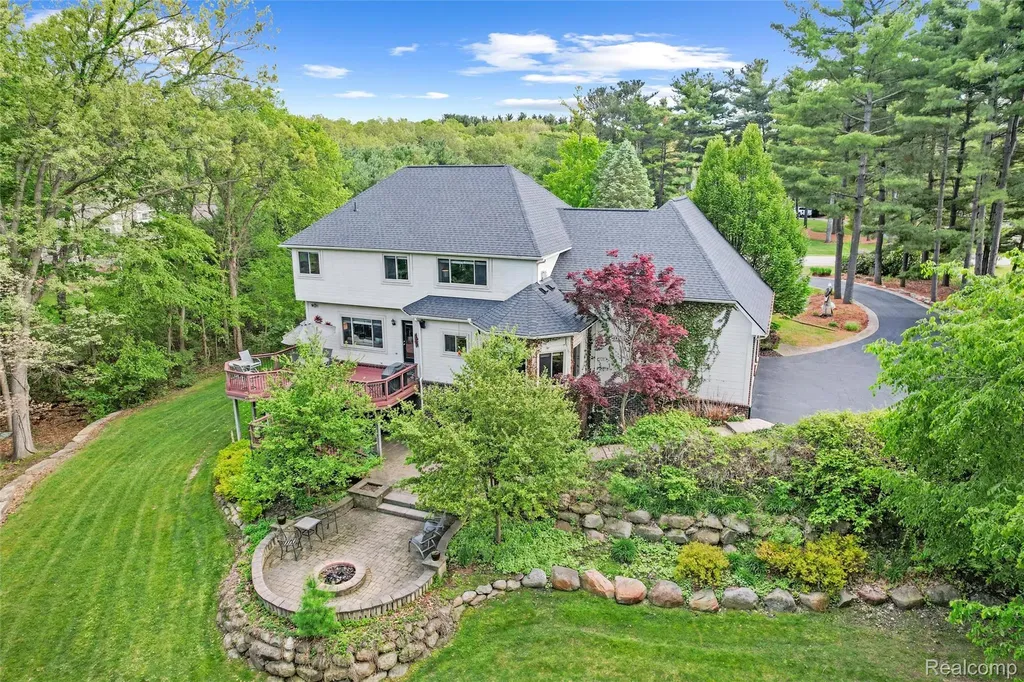 10099 Fernbrooke Drive Green Oak Township MI 48116
