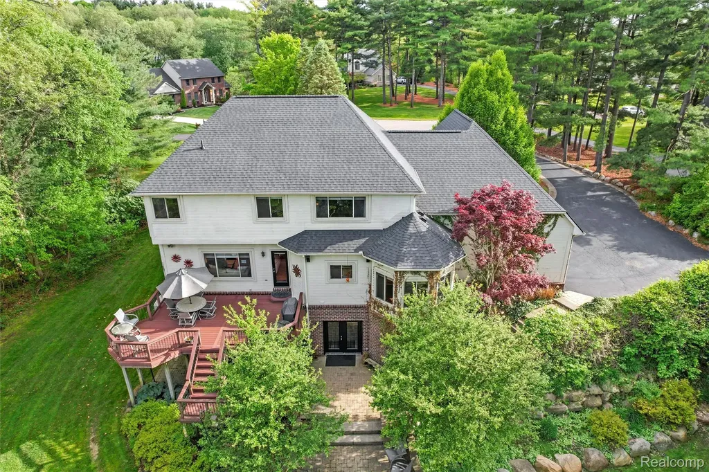 10099 Fernbrooke Drive Green Oak Township MI 48116