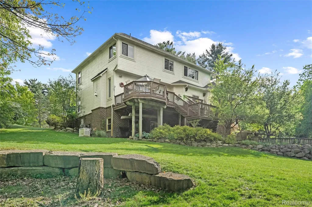 10099 Fernbrooke Drive Green Oak Township MI 48116
