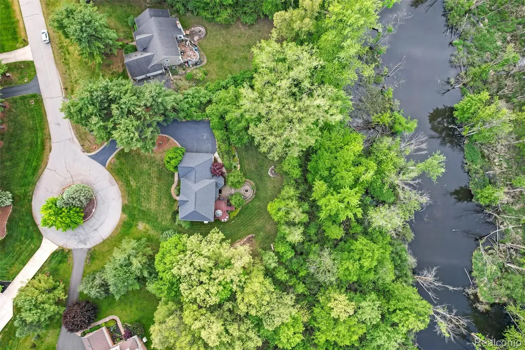10099 Fernbrooke Drive Green Oak Township MI 48116