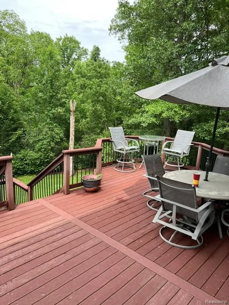 10099 Fernbrooke Drive Green Oak Township MI 48116