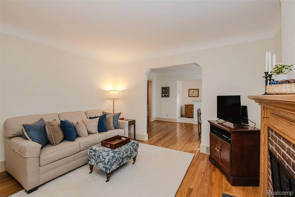 927 N Maple Avenue Royal Oak City MI 48067