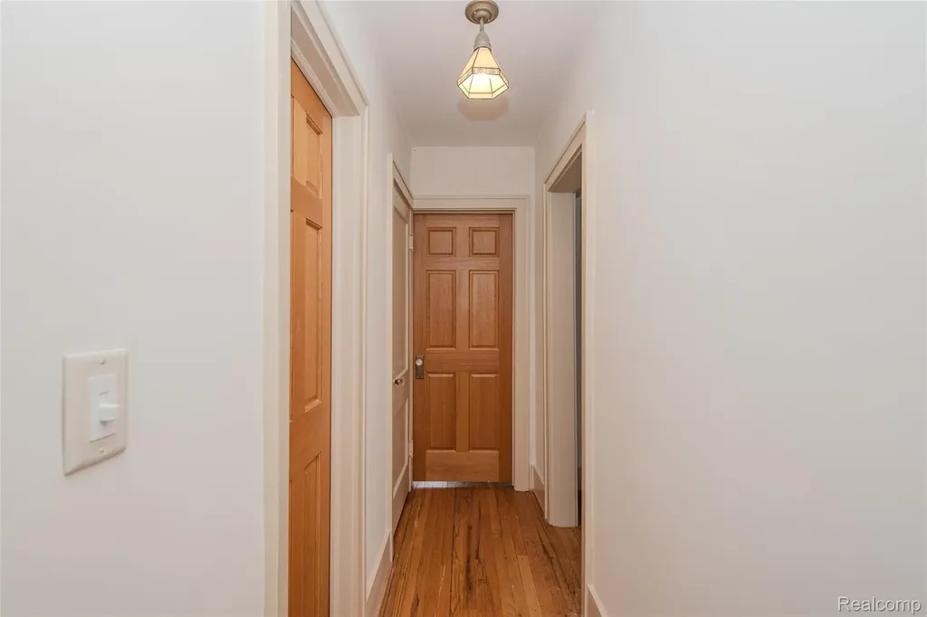 927 N Maple Avenue Royal Oak City MI 48067