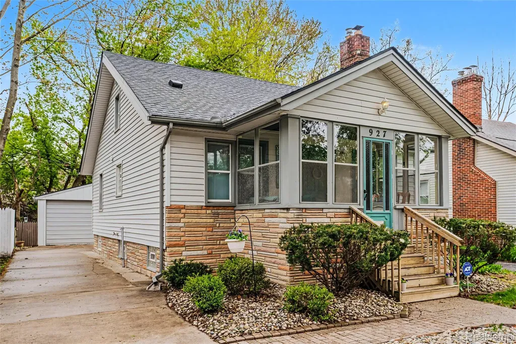 927 N Maple Avenue Royal Oak City MI 48067