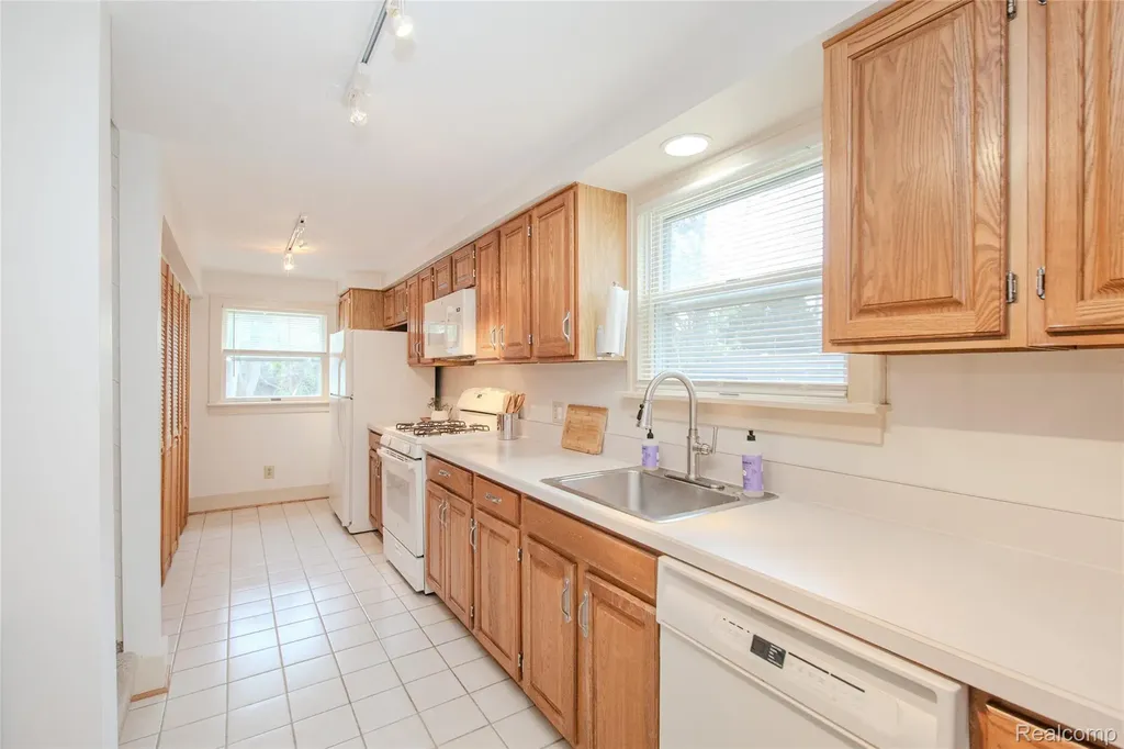 927 N Maple Avenue Royal Oak City MI 48067