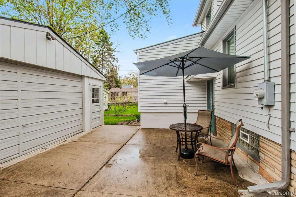 927 N Maple Avenue Royal Oak City MI 48067