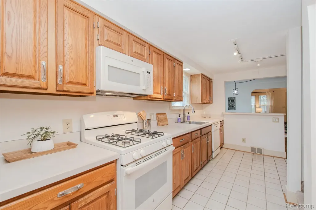 927 N Maple Avenue Royal Oak City MI 48067