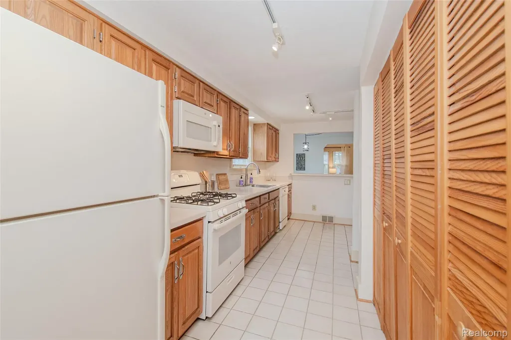 927 N Maple Avenue Royal Oak City MI 48067