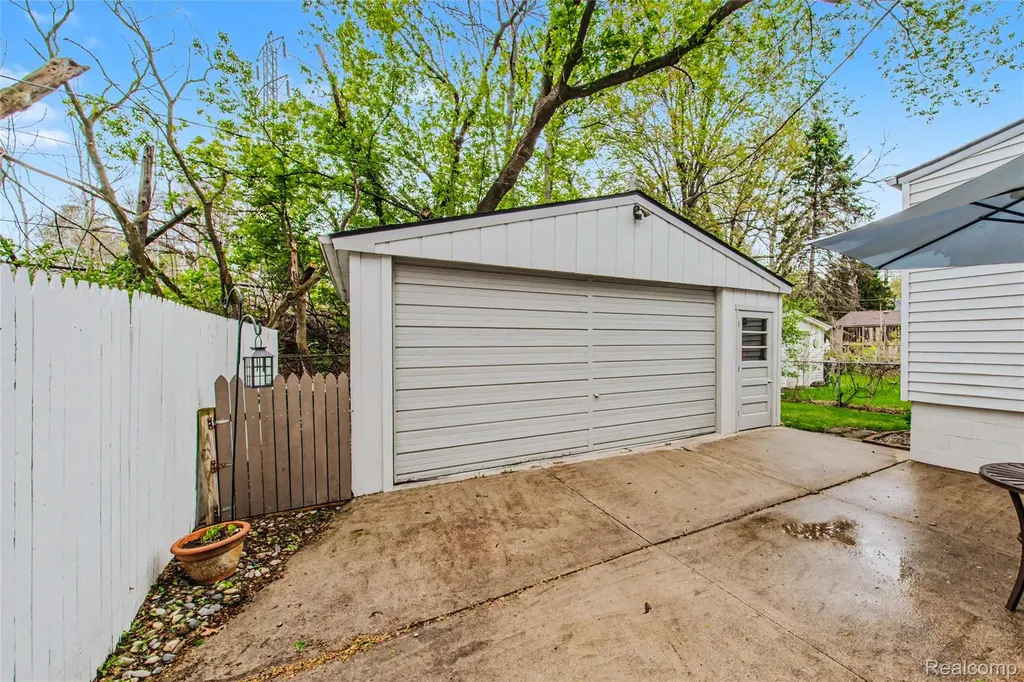 927 N Maple Avenue Royal Oak City MI 48067