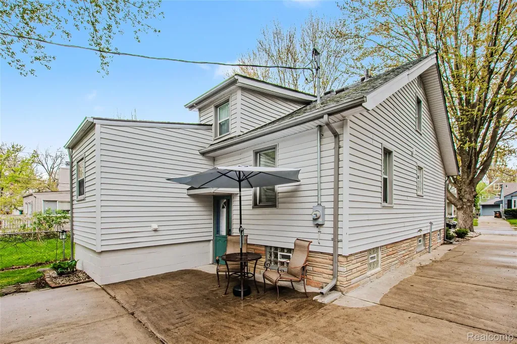 927 N Maple Avenue Royal Oak City MI 48067