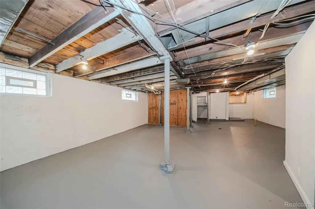 927 N Maple Avenue Royal Oak City MI 48067