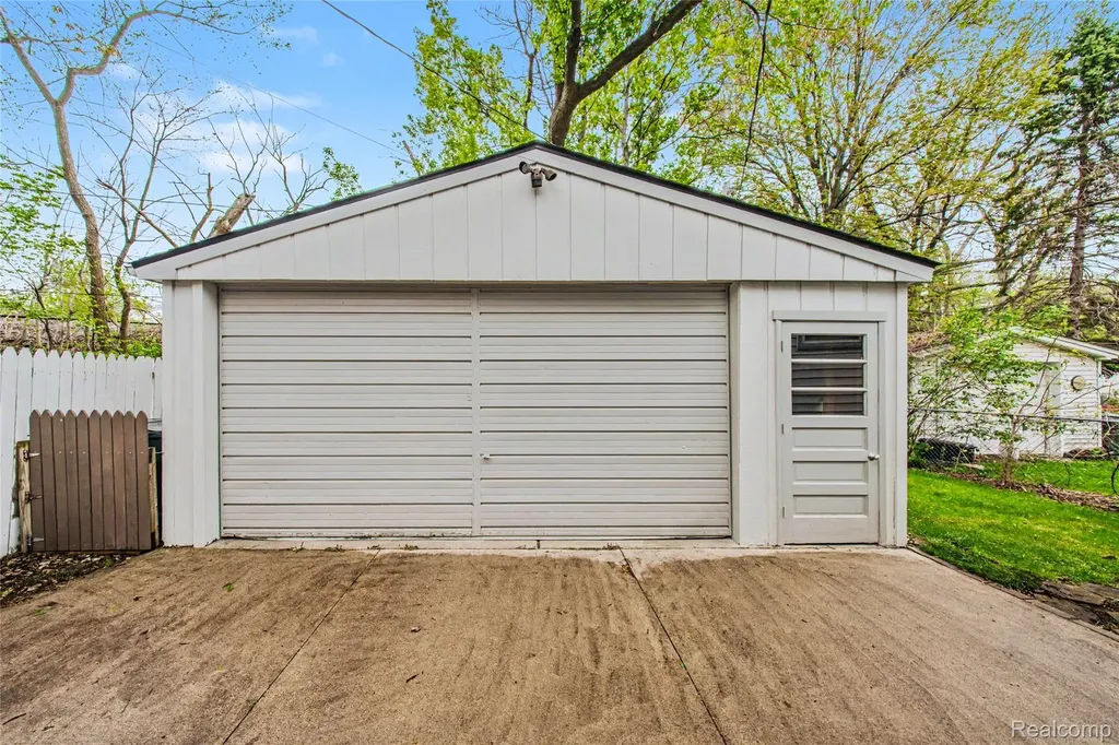927 N Maple Avenue Royal Oak City MI 48067