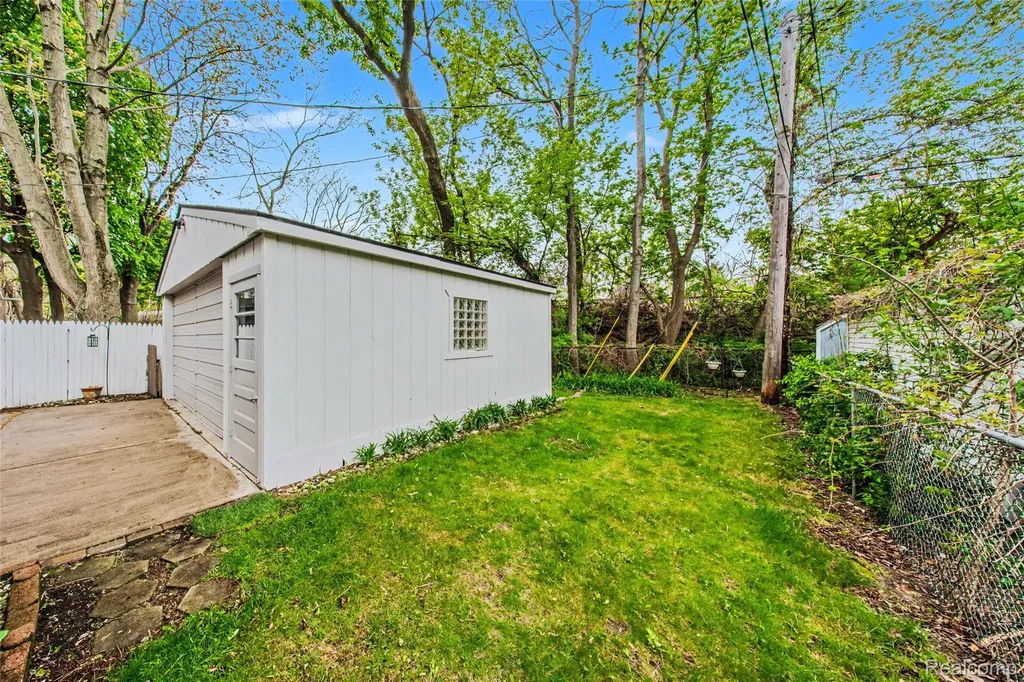 927 N Maple Avenue Royal Oak City MI 48067