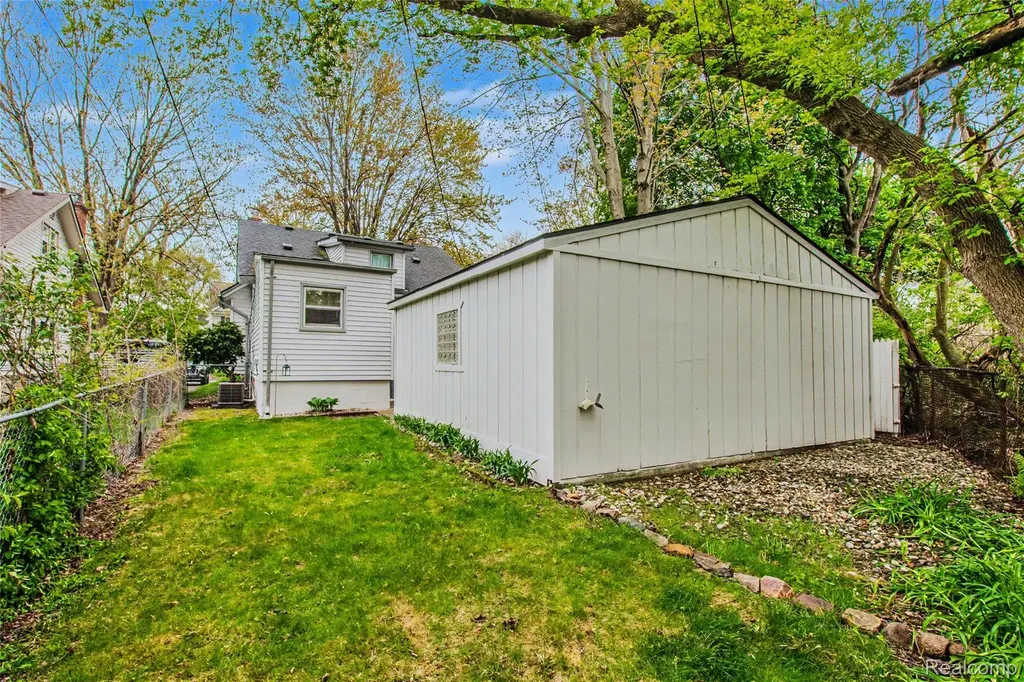 927 N Maple Avenue Royal Oak City MI 48067