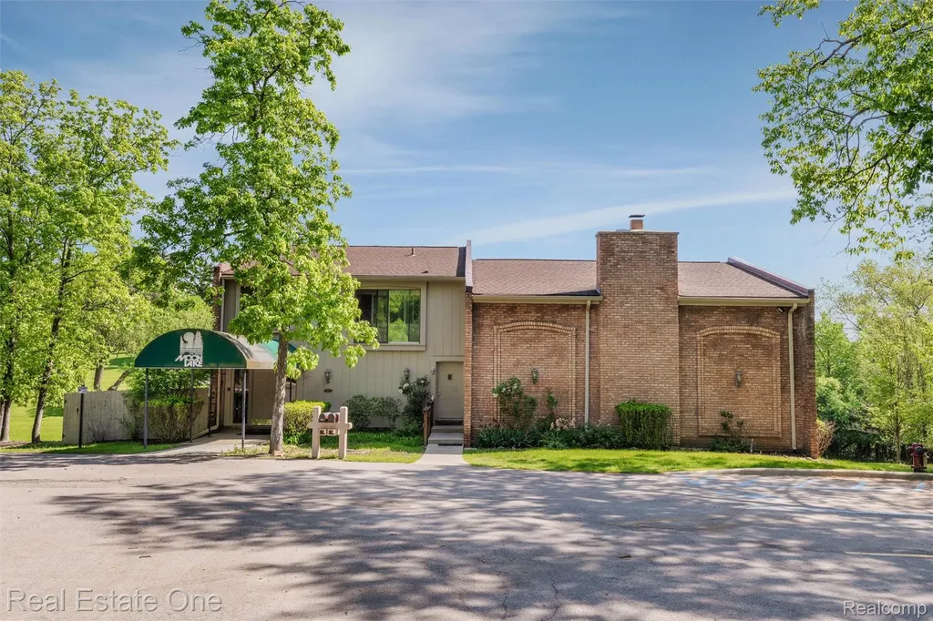 2903 Moon Lake Drive West Bloomfield Charter Township MI 48323