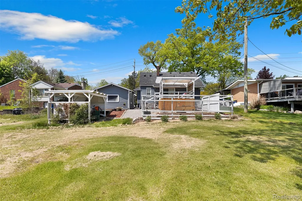 22827 Meridian Road Grosse Ile Township MI 48138