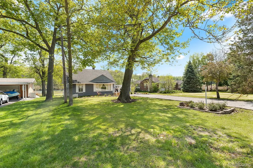 22827 Meridian Road Grosse Ile Township MI 48138