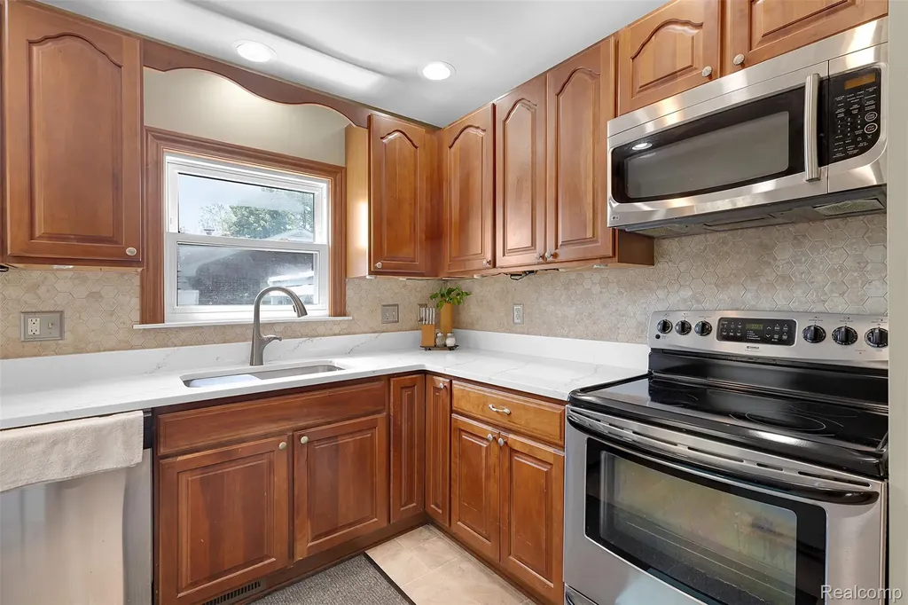 22827 Meridian Road Grosse Ile Township MI 48138