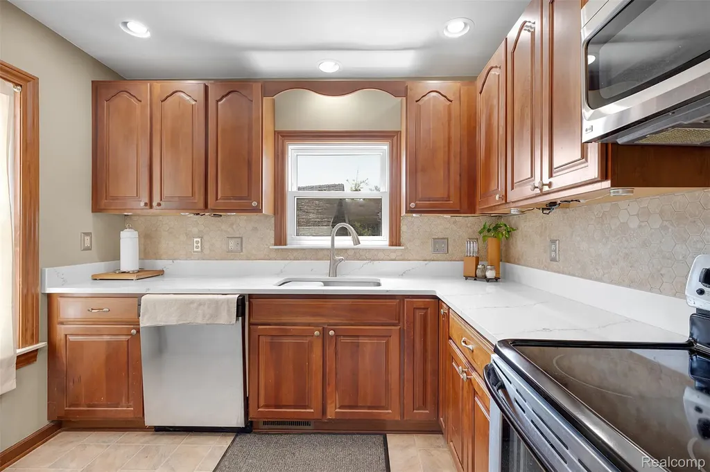 22827 Meridian Road Grosse Ile Township MI 48138