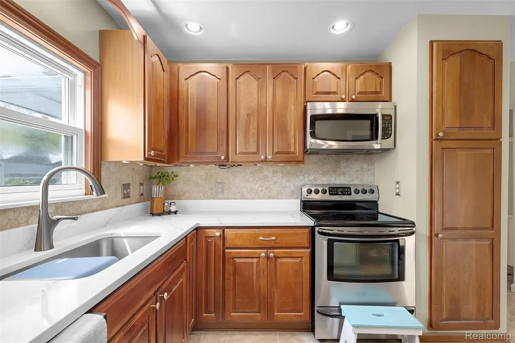 22827 Meridian Road Grosse Ile Township MI 48138